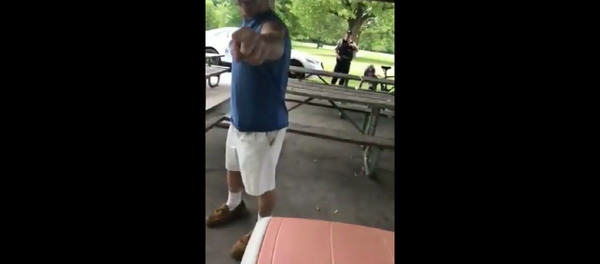 Drunken man berates a woman in Chicago for wearing a Puerto Rican flag shirt. - Sputnik International