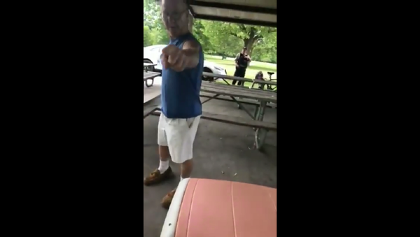 Drunken man berates a woman in Chicago for wearing a Puerto Rican flag shirt. - Sputnik International