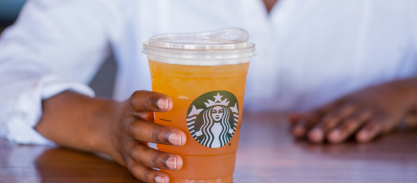 Starbucks unveils new strawless lids to reduce plastic pollution of the environment - Sputnik International