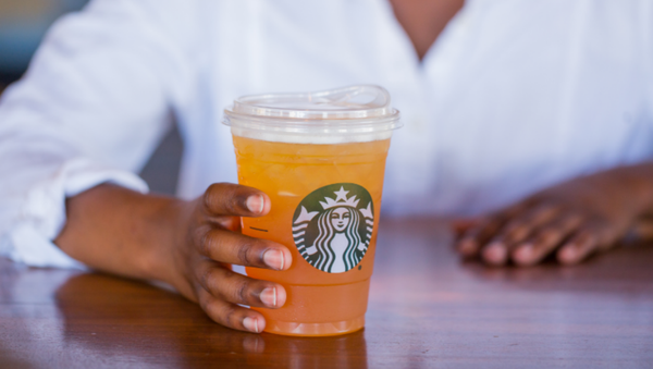 Starbucks unveils new strawless lids to reduce plastic pollution of the environment Starbucks unveils new strawless lids to reduce plastic pollution of the environment - Sputnik International