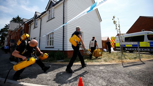 Fire and Rescue Service personel arrive with safety equipment at the site of a housing estate on Muggleton Road, after it was confirmed that two people had been poisoned with the nerve-agent Novichok, in Amesbury, Britain, July 6, 2018 Fire and Rescue Service personel arrive with safety equipment at the site of a housing estate on Muggleton Road, after it was confirmed that two people had been poisoned with the nerve-agent Novichok, in Amesbury, Britain, July 6, 2018 - Sputnik International