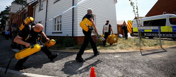 Fire and Rescue Service personel arrive with safety equipment at the site of a housing estate on Muggleton Road, after it was confirmed that two people had been poisoned with the nerve-agent Novichok, in Amesbury, Britain, July 6, 2018 Fire and Rescue Service personel arrive with safety equipment at the site of a housing estate on Muggleton Road, after it was confirmed that two people had been poisoned with the nerve-agent Novichok, in Amesbury, Britain, July 6, 2018 - Sputnik International