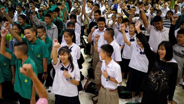 Students at Mae Sai Prasitsart School, which some of the boys attend, celebrate their rescue - Sputnik International