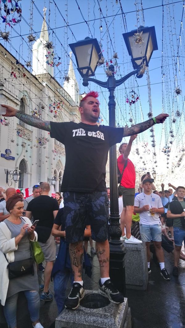 England's fan cheers waiting for the World Cup semifinal soccer match between Croatia and England in Moscow, Russia - Sputnik International