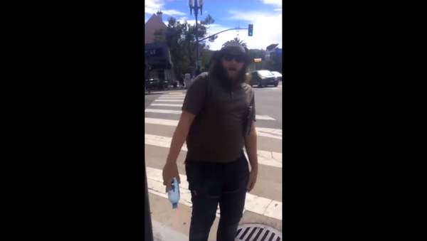 Verizon customer goes on racist rant after being denied service at local phone store in California - Sputnik International