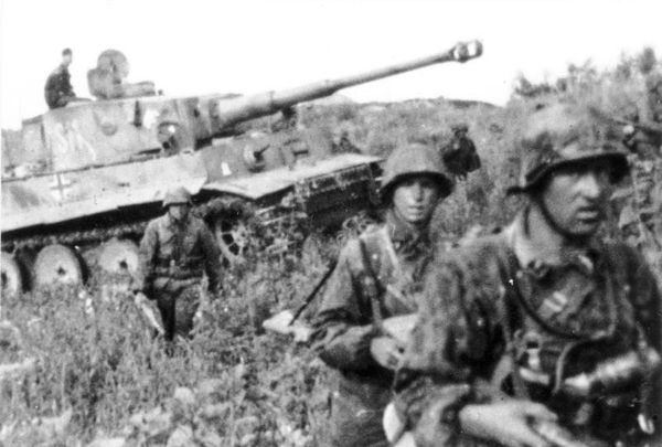 Waffen SS Division Das Reich units with a Tiger I tank. Kursk, 1943. Waffen SS Division Das Reich units with a Tiger I tank. Kursk, 1943. - Sputnik International