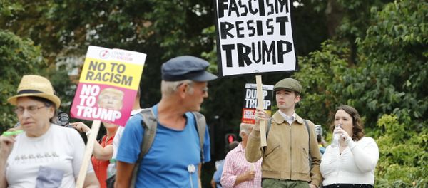 Protesters against the visit of US President Donald Trump gather near an entrance to the US ambassador's residence Winfield House in Regents Park in London on July 12, 2018 - Sputnik International