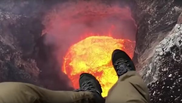 Helicopter Pilot Records Himself Dangling From Zipline Over Vanuatu Volcano - Sputnik International
