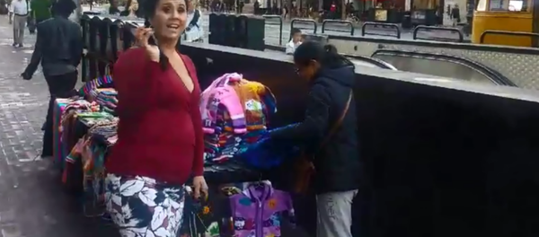 US woman runs away after bystander films her harassing street vendor and asks netizens to reveal her employer - Sputnik International