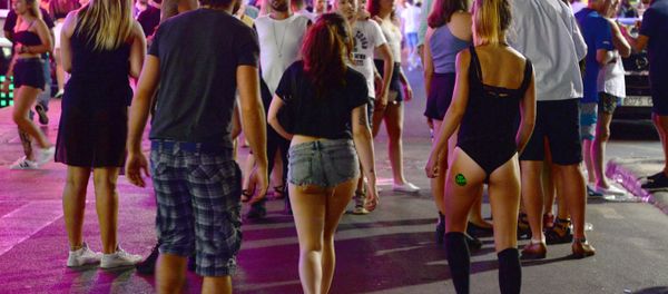 Tourists walk on the street at the resort of Magaluf (File) Tourists walk on the street at the resort of Magaluf (File) - Sputnik International