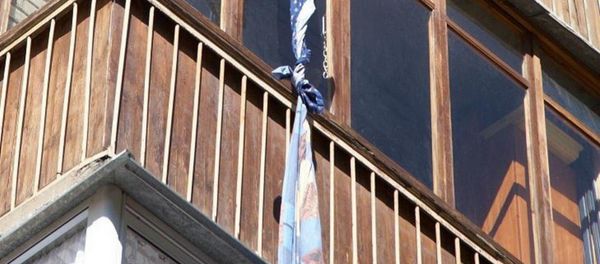 Sheet hangs from a window Sheet hangs from a window - Sputnik International