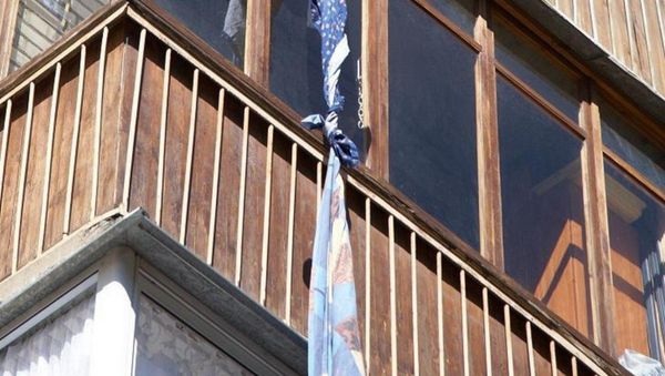 Sheet hangs from a window - Sputnik International