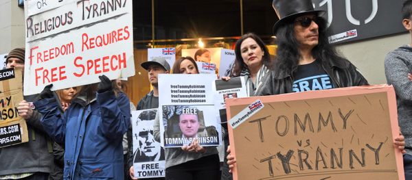Members of the Australian Liberty Alliance (ALA) and supporters protest outside the British consulate in support of jailed British right-wing activist and former leader to the English Defence League (EDL) Tommy Robinson, aka Stephen Christopher Yaxley-Lennon, in Melbourne on June 9, 2018 Members of the Australian Liberty Alliance (ALA) and supporters protest outside the British consulate in support of jailed British right-wing activist and former leader to the English Defence League (EDL) Tommy Robinson, aka Stephen Christopher Yaxley-Lennon, in Melbourne on June 9, 2018 - Sputnik International