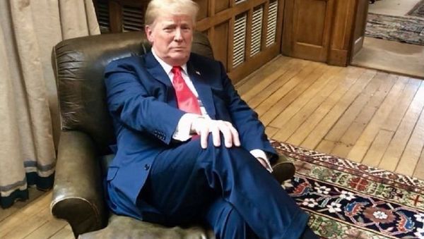 Trump sits in Winston Churchill’s chair - Sputnik International