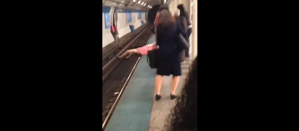 Chicago man yelling racial slurs at commuters gets dose of karma after black man punches him - Sputnik International