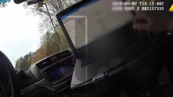 Cops from Georgia's Roswell Police Department get caught using coin flip app to determine whether to arrest woman - Sputnik International