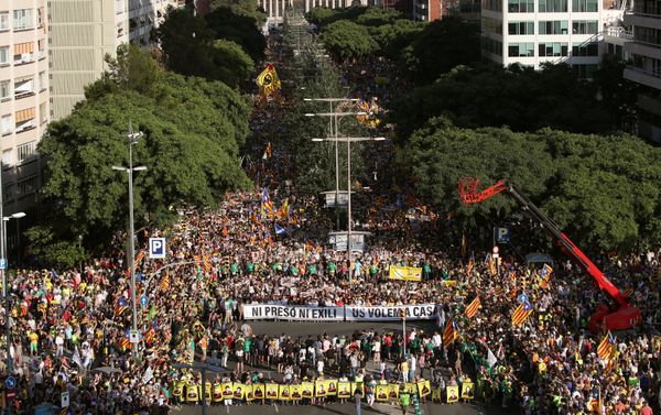 People hold banners during a protest against the imprisonment of the Catalan separatist leaders, in Barcelona, Spain, July 14, 2018. The banner reads: No prison, no exile, we want you at home. - Sputnik International