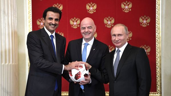 Putin Passes Symbolic FIFA World Cup Baton to Qatari Emir Putin Passes Symbolic FIFA World Cup Baton to Qatari Emir - Sputnik International