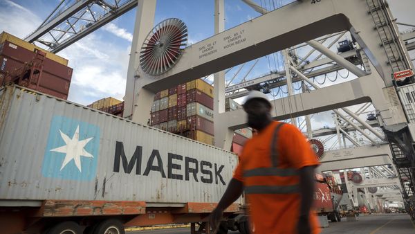 In this Thursday, July, 5, 2018 photo, a longshoreman prepares to direct the next shipping container to be picked up by a ship to shore crane at the Port of Savannah in Savannah, Ga.  - Sputnik International