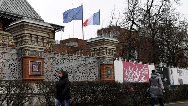 (File) People walk past the French embassy in Moscow on November 10, 2017 (File) People walk past the French embassy in Moscow on November 10, 2017 - Sputnik International