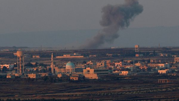 Smoke rises from Quneitra area, Syria July 15, 2018 - Sputnik International