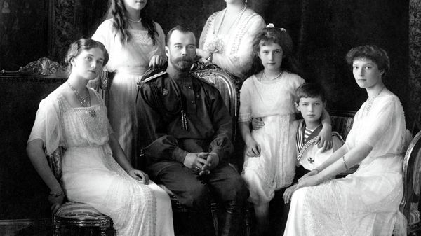 Nicholas II of Russia with the family (left to right): Olga, Maria, Nicholas II, Alexandra Fyodorovna, Anastasia, Alexei, and Tatiana. Livadiya, 1913. - Sputnik International