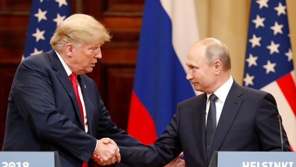 El presidente de Estados Unidos, Donald Trump, durante la reunión con su homólogo ruso, Vladímir Putin - Sputnik International