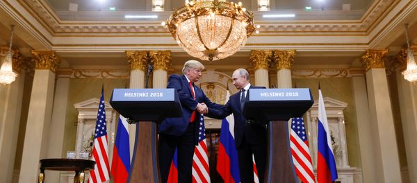 US-Präsident Donald Trump (l.) und Wladimir Putin vor der Pressekonferenz in Helsinki US-Präsident Donald Trump (l.) und Wladimir Putin vor der Pressekonferenz in Helsinki - Sputnik International