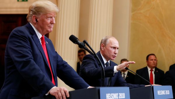 El presidente de Estados Unidos, Donald Trump, durante la reunión con su homólogo ruso, Vladímir Putin - Sputnik International