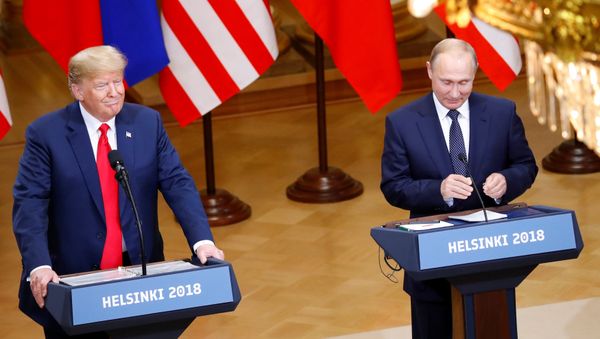 El presidente de Estados Unidos, Donald Trump, durante la reunión con su homólogo ruso, Vladímir Putin El presidente de Estados Unidos, Donald Trump, durante la reunión con su homólogo ruso, Vladímir Putin - Sputnik International