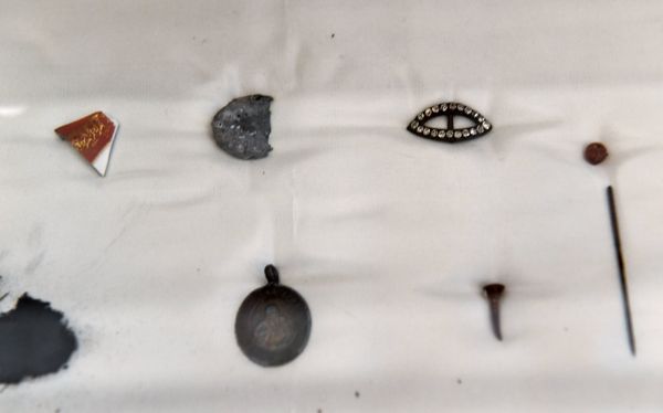 Remains of belongings of the Grand Duchesses found in the fireplace in Yekaterinburg - Sputnik International