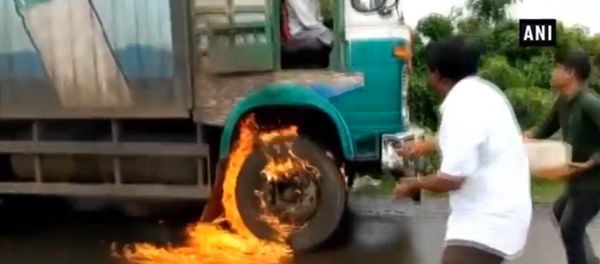 Swabhimani Shetkari Sanghtana workers torch milk truck Swabhimani Shetkari Sanghtana workers torch milk truck - Sputnik International