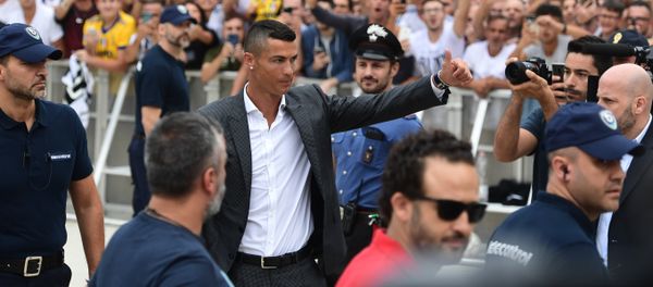 Cristiano Ronaldo waves to suppoters as he arrives on July 16, 2018 at the Juventus medical centre at the Alliance stadium in Turin - Sputnik International