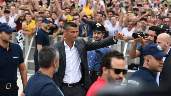 Cristiano Ronaldo waves to suppoters as he arrives on July 16, 2018 at the Juventus medical centre at the Alliance stadium in Turin Cristiano Ronaldo waves to suppoters as he arrives on July 16, 2018 at the Juventus medical centre at the Alliance stadium in Turin - Sputnik International