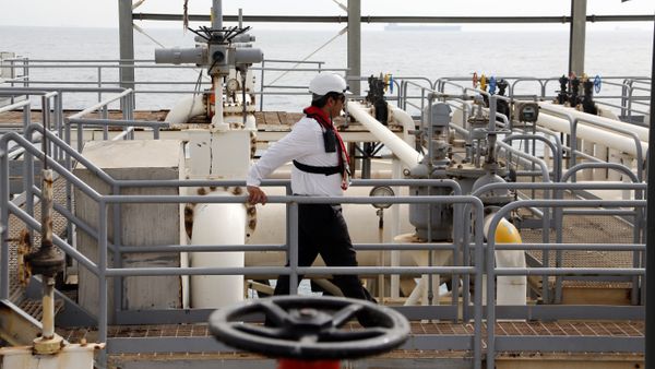 In this file photo taken on March 12, 2017 shows an Iranian labourer walking the platform of the oil facility in the Khark Island, on the shore of the Gulf In this file photo taken on March 12, 2017 shows an Iranian labourer walking the platform of the oil facility in the Khark Island, on the shore of the Gulf - Sputnik International