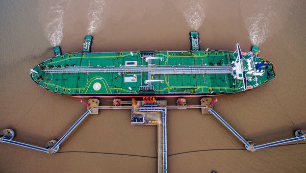 An oil tanker unloads crude oil at a crude oil terminal in Zhoushan, Zhejiang province, China July 4, 2018 An oil tanker unloads crude oil at a crude oil terminal in Zhoushan, Zhejiang province, China July 4, 2018 - Sputnik International