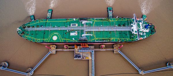 An oil tanker unloads crude oil at a crude oil terminal in Zhoushan, Zhejiang province, China July 4, 2018 An oil tanker unloads crude oil at a crude oil terminal in Zhoushan, Zhejiang province, China July 4, 2018 - Sputnik International