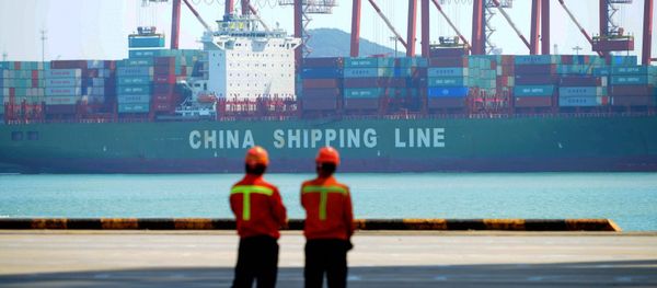 Chinese workers stand on a pier before a cargo ship at a port in Qingdao, east China's Shandong province on April 13, 2017 Chinese workers stand on a pier before a cargo ship at a port in Qingdao, east China's Shandong province on April 13, 2017 - Sputnik International