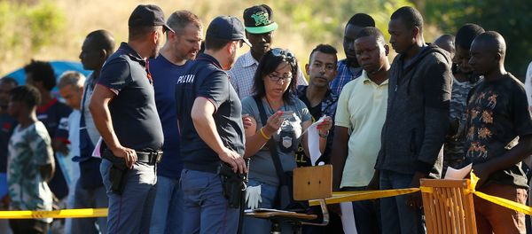 Italian police identifies migrants in a camp set by the Baobab aid group in Rome, Italy July 12, 2018 - Sputnik International