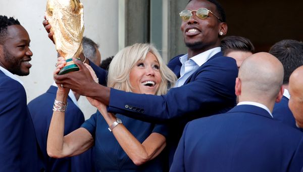 Brigitte Macron, the wife of French President Emmanuel Macron (not pictured), and player Paul Pogba hold the trophy before a reception to honour the France soccer team after their victory in the 2018 Russia Soccer World Cup, at the Elysee Palace in Paris, France, July 16, 2018 Brigitte Macron, the wife of French President Emmanuel Macron (not pictured), and player Paul Pogba hold the trophy before a reception to honour the France soccer team after their victory in the 2018 Russia Soccer World Cup, at the Elysee Palace in Paris, France, July 16, 2018 - Sputnik International