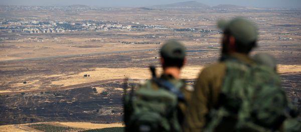 Israeli soldiers look at the Syrian side of the Israel-Syria border on the Israeli-occupied Golan Heights, Israel July 7, 2018 Israeli soldiers look at the Syrian side of the Israel-Syria border on the Israeli-occupied Golan Heights, Israel July 7, 2018 - Sputnik International