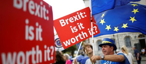 Pro-EU demonstrators wave flags outside the Houses of Parliament in Westminster London, Britain, July 17, 2018 - Sputnik International