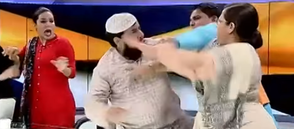 Muslim cleric Mufti Ejaz Arshad Qasmi slaps lawyer Farah Faiz during a live TV debate regarding triple talaq - Sputnik International
