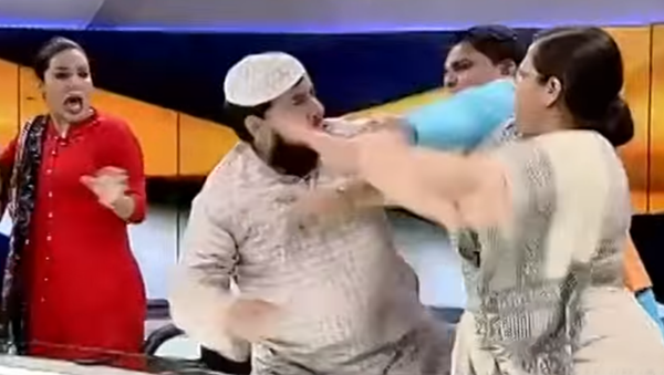 Muslim cleric Mufti Ejaz Arshad Qasmi slaps lawyer Farah Faiz during a live TV debate regarding triple talaq - Sputnik International