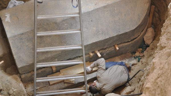 Mostafa Wazir, Secretary General of the Supreme Council of Antiquities, inspects the site of the newly discovered giant black sarcophagus in Sidi Gaber district of Alexandria - Sputnik International