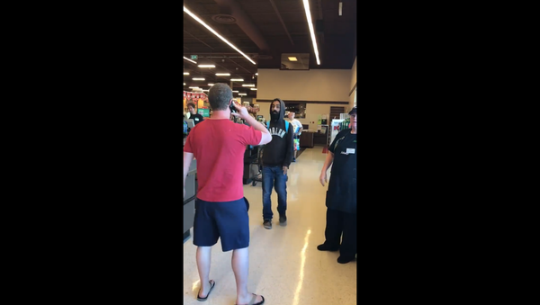 Canadian man calls fellow shopper an illegal alien and attempts to make a citizens arrest - Sputnik International