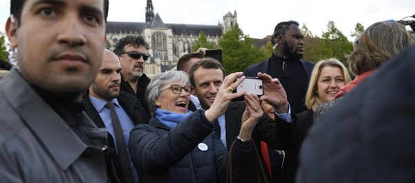 French presidential election candidate for the En Marche ! movement Emmanuel Macron (C-R) poses for a 'selfie' with a supporter outside the Amiens Cathedral on April 26, 2017, as Macron's bodyguard nicknamed Makao (2ndR) and bodyguard Alexandre Benalla (L) stand guard around him - Sputnik International