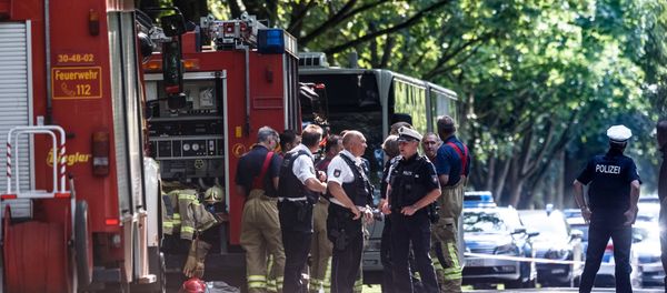 Policemen stand near a public service bus in Kuecknitz near Luebeck northern Germany, after several people were injured in the bus in an assault by a man wielding a knife on July 20, 2018 - Sputnik International