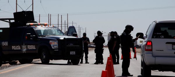 A federal police officer (R) inspect a vehicle at a security checkpoint near a prison in Ciudad Juarez where Mexican drug boss Joaquin Chapo Guzman has been moved from his jail in central Mexico May 7, 2016 A federal police officer (R) inspect a vehicle at a security checkpoint near a prison in Ciudad Juarez where Mexican drug boss Joaquin Chapo Guzman has been moved from his jail in central Mexico May 7, 2016 - Sputnik International