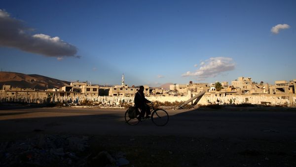 A man rides a bicycle near a cemetery in the rebel-held besieged town of Douma, eastern Ghouta in Damascus, Syria November 1, 2016. - Sputnik International
